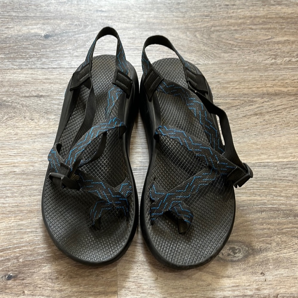 Chacos w/ toe strap